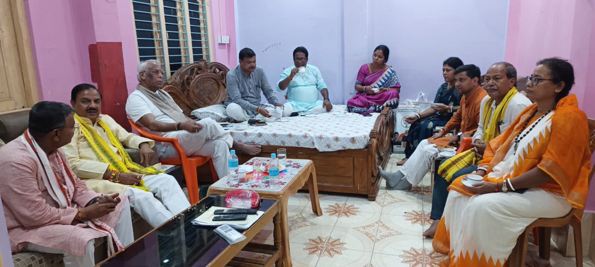 dr_maheshsharma's tweet photo. त्रिपुरा के धनपुर में होने वाले विधानसभा उपचुनाव की तैयारियों को लेकर आज संगठन मंत्री श्री रविंद्र राजू जी, केंद्रीय मंत्री प्रतिमा भौमिक जी, मंत्री श्री रतनलाल नाथ जी, महामंत्री श्री अमित रक्षित जी तथा पार्टी के वरिष्ठ कार्यकर्ताओं के साथ बैठक की। https://t.co/NYI5ILmRKt