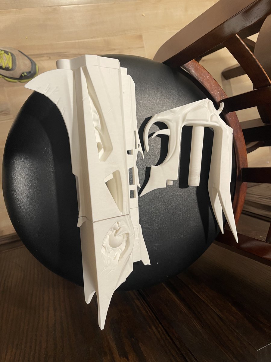 KestrelWraith's tweet photo. Halfway to finishing my Thorn 3d print. #destiny2 https://t.co/qOYcTJVkSy