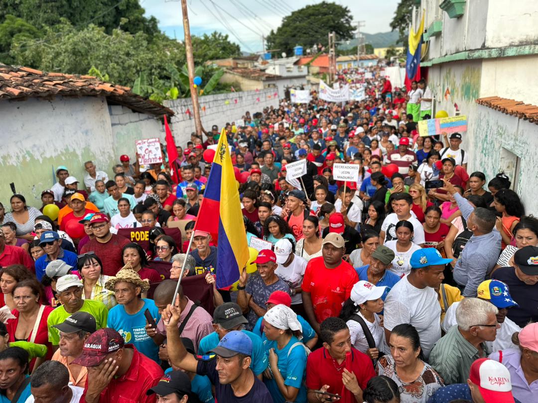 NicolasMaduro's tweet photo. ¡En Aragua lo que hay es Revolución pa’ rato! Más de 4 mil mujeres y hombres del municipio San Sebastián de los Reyes, salieron unidos en la conciencia y en la voluntad de hacer de Venezuela, una Patria feliz y próspera. ¡Y claro que lo lograremos! Cuenten conmigo Pueblo querido. https://t.co/N2vnKq5Be1