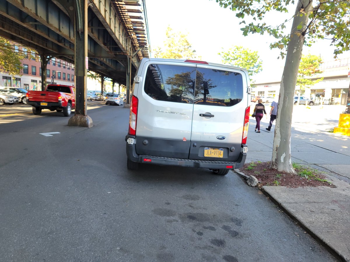 placardabuse's tweet photo. This #SnatcherVan at the @NYPD50Pct has been driving around illegally with an expired safety inspection for 275 days.
The Patrol Guide requires the "law enforcement officers" that use it to check if it is valid at the start of every tour.
#GettingNothingDone
#NYPDinsurrection https://t.co/0JGLIoVJl6