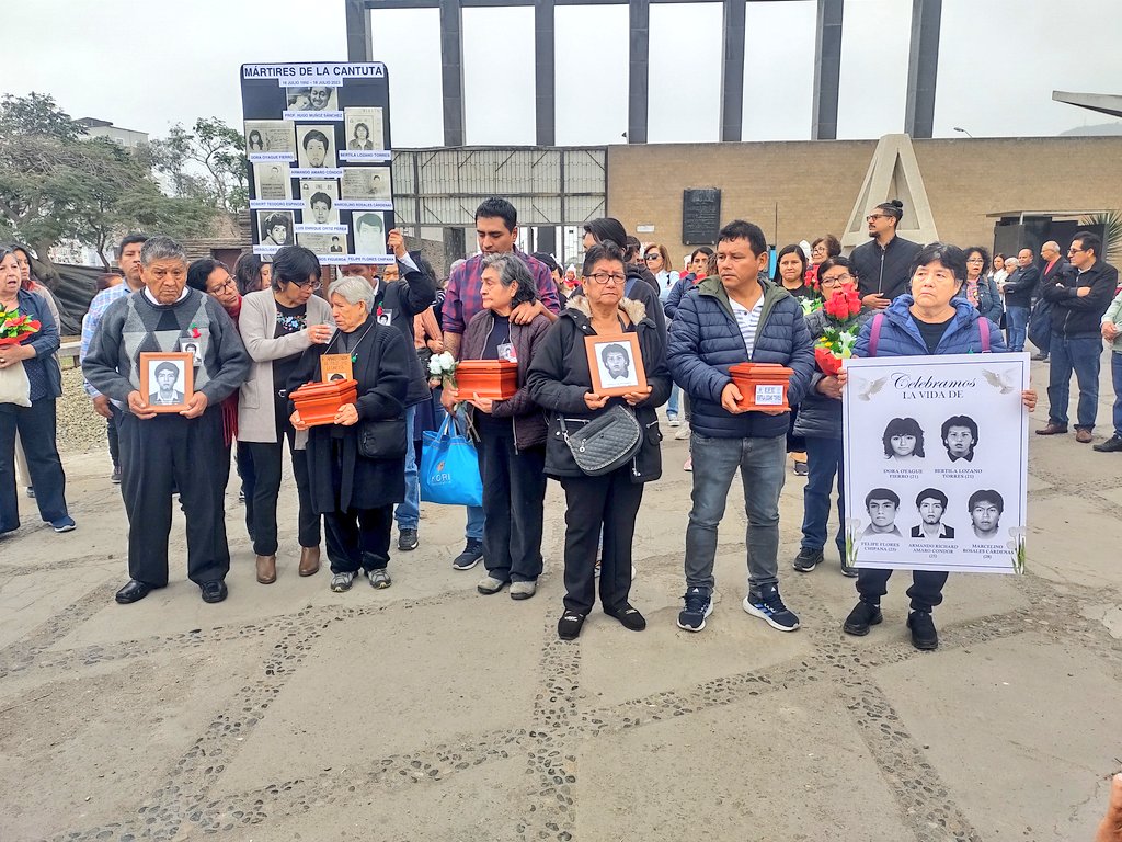 Joxe_Kar's tweet photo. Después de 31 años de intensa lucha, los familiares de Bertila Lozano, Dora Oyague, Felipe Flores, Marcelino Flores y Armando Amaro, 5 de las 10 víctimas desaparecidas y asesinadas por la dictadura de Fujimori y su Grupo Colina en la Cantuta, podrán sepultarlos #NiPerdonNiOlvido https://t.co/SrukKizl1L