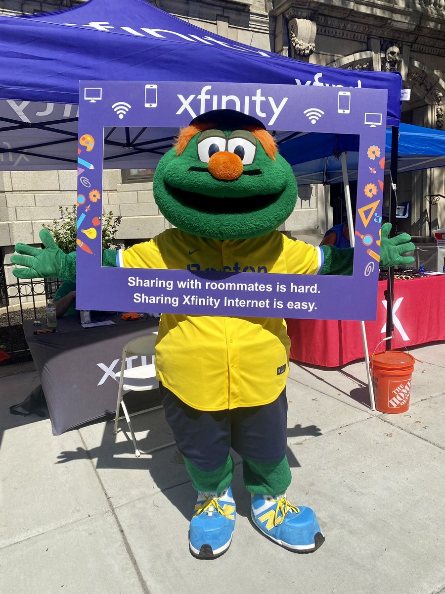 I got to spend move-in day with my friends from @Xfinity, welcoming students to Boston! Shout out to everyone I met while driving around & handing out prizes!