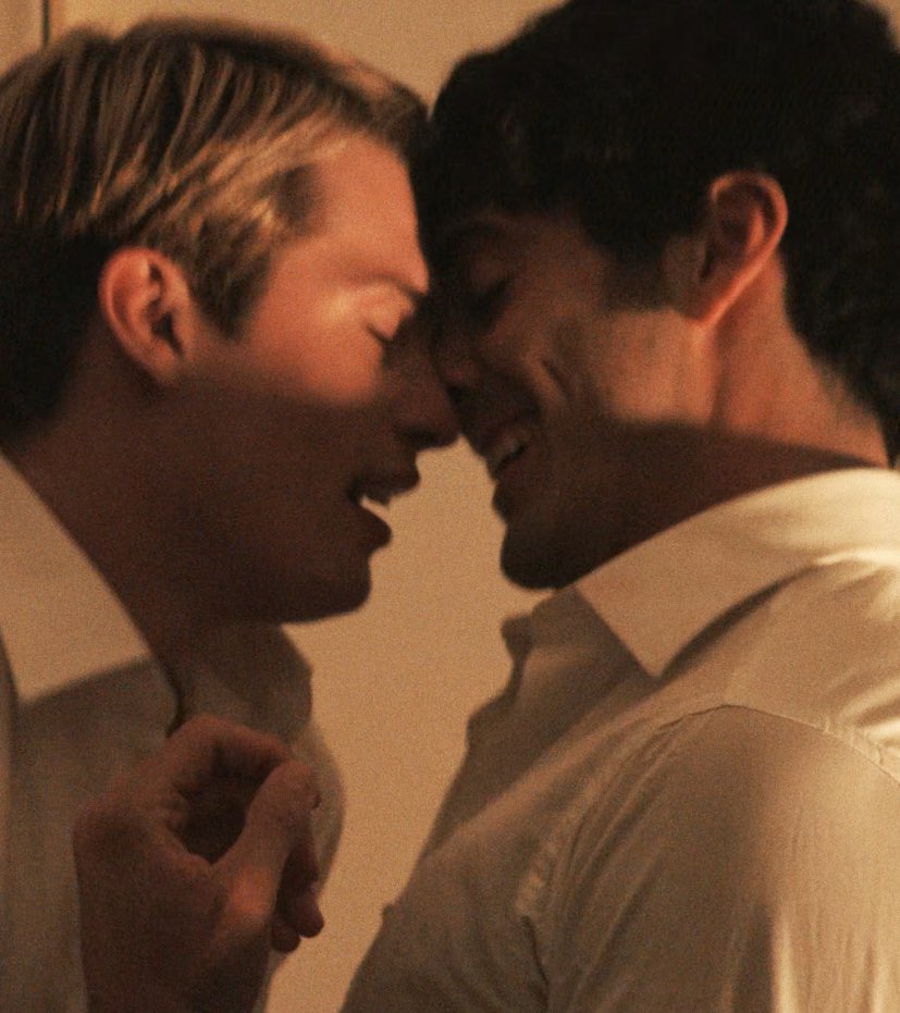 la perfezione dei loro sorrisi questo frame sembra un dipinto