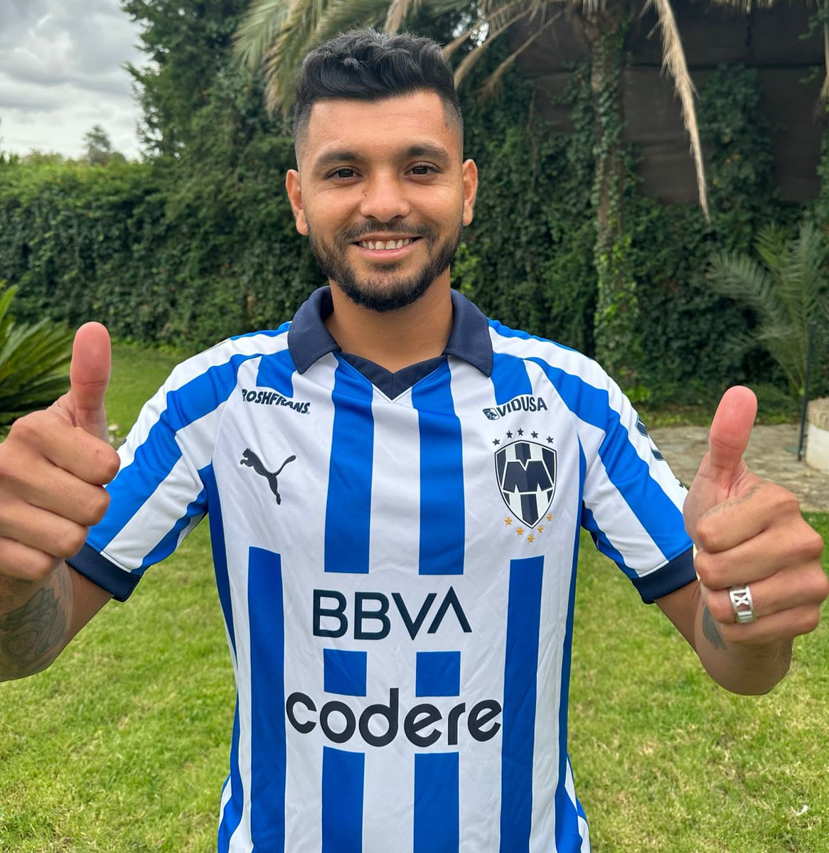 Rayados's tweet photo. ¡Tecatito ya se puso el jersey Rayado! 👀💙🤍

¿Qué tal se ve? 🔝🔥 https://t.co/wkrIItF1nm