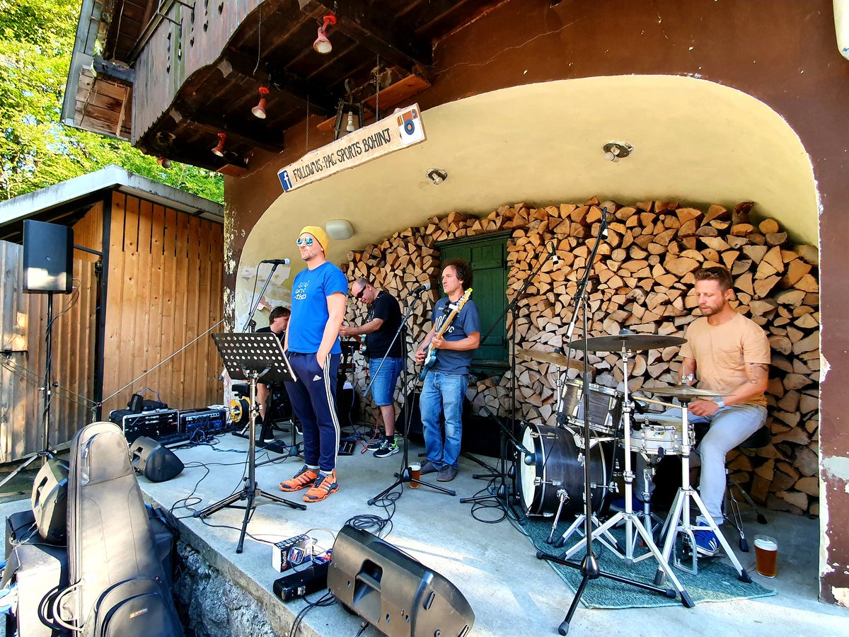 Pravkar tonska <a href="/SmaalTokk/">Smaal Tokk</a> in muzičisti v Bohinju, Hostel pod Voglom <a href="/Katarinapac/">Pac sports & Hostel</a> Koncerttt ob 20h #smaaltokk #koncert #bohinj