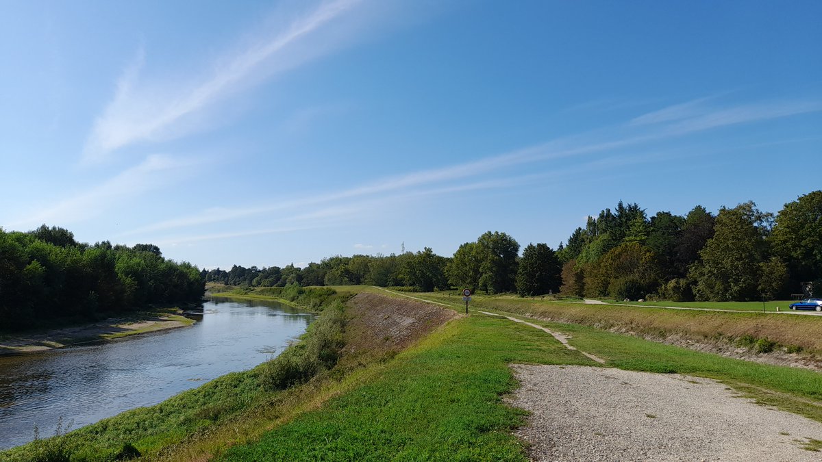 coll_AlfBruneau's tweet photo. #Combleux, bords de #Loire #patrimoine mondial de l'#Unesco. Le maire de la commune #FrancisTriquet a pour projet la #construction de 90 logements, dont des collectifs dans le cône de vue (à droite sur les photos). Encore du #béton👎 @ADSCombleux #stopbéton @metro_orleans https://t.co/XPKyIJKJoY