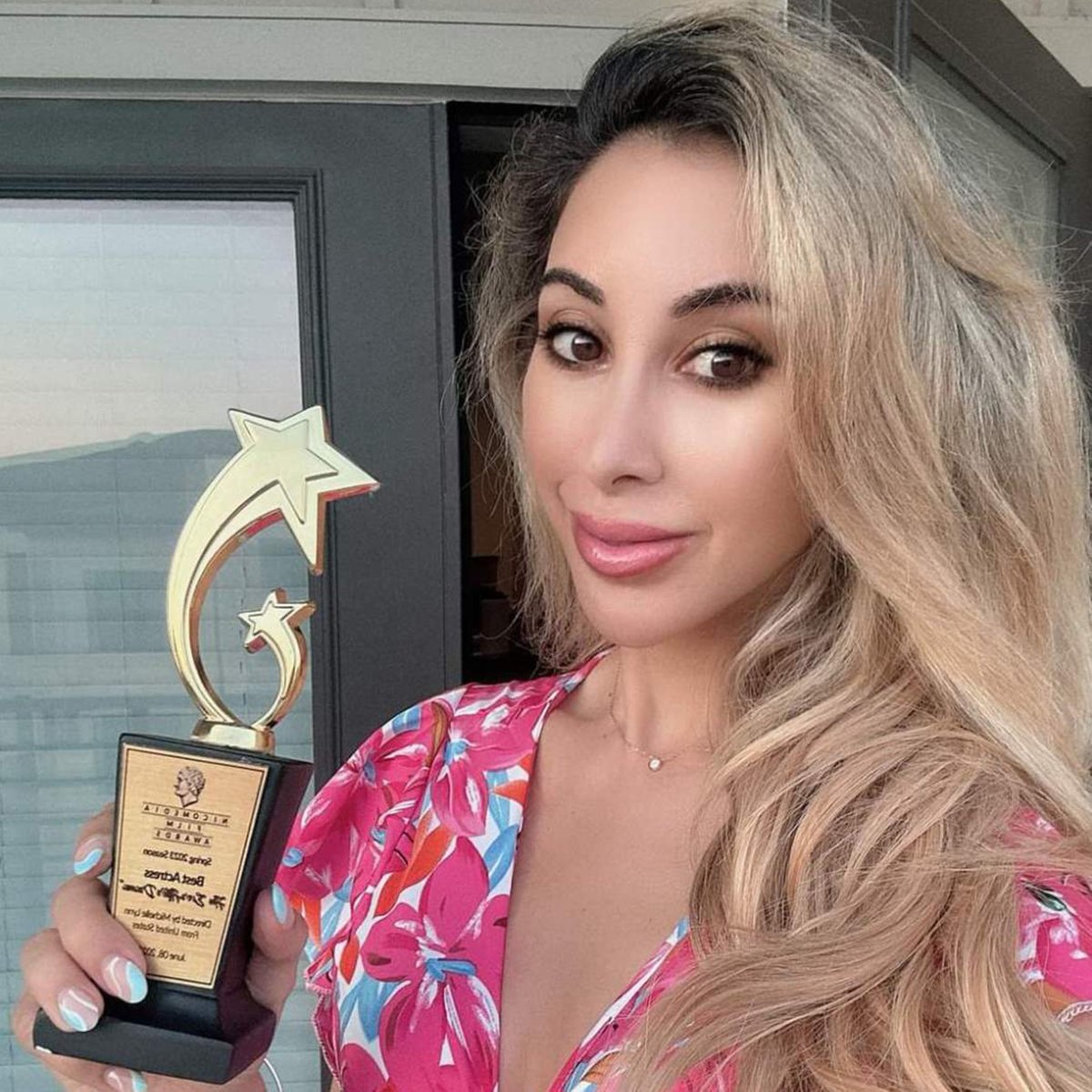 NicomediaAwards's tweet photo. Director Michelle Lynn with "NIFA Trophy". 🎖

She is winner in "Best Actress" category at "Nicomedia International Film Awards (NIFA) Spring 2023" season with her film "An Ever After Drama" 🎬

#shortfilm #film #movie #director #womandirector #filmmaker #prize #winner #trophy https://t.co/hciJtVsmYN