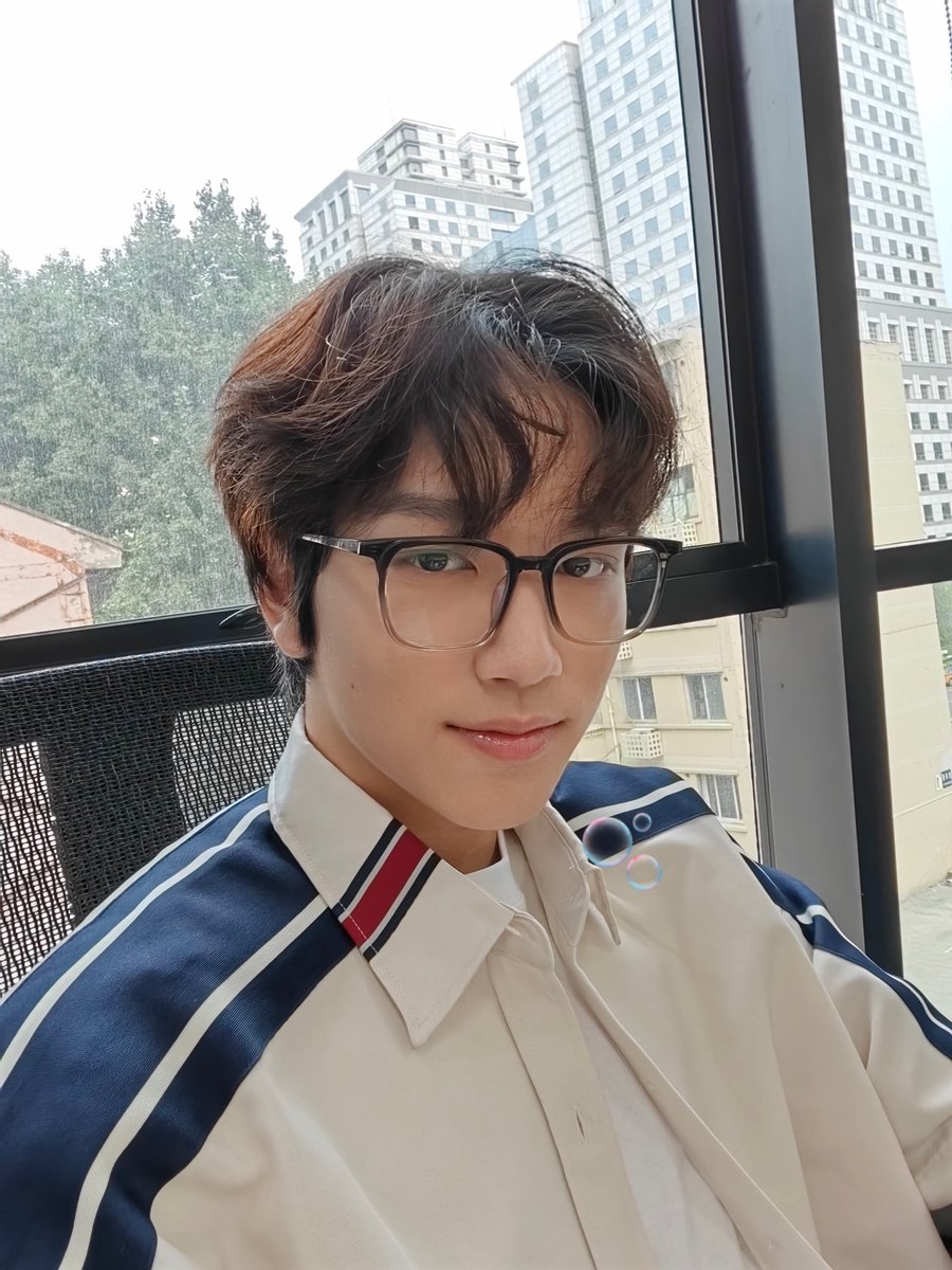 goulooks's tweet photo. he looks so cute with fluffy hair and glasses 😭 my heart just melted for him🥹 https://t.co/DA33CxJZKc