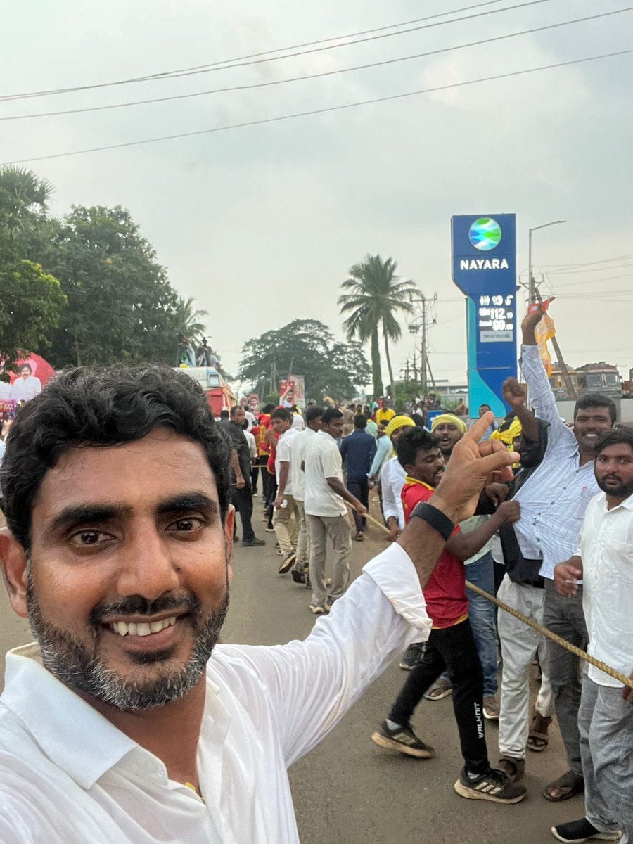 naralokesh's tweet photo. సైకో పాలనలో దేశంలోనే నెం.1 బాదుడు!
రాష్ట్రంలో జలగన్న బాదుడుకు కులం,మతం, ప్రాంతీయ విభేదాలు లేవు. ఇది ఉంగుటూరు శివార్లలోని ఓ పెట్రోలు బంకు. ఇక్కడ లీటరు పెట్రోలు రూ.112 రూపాయలు, డీజిల్ రూ.99గా ఉంది. దేశం మొత్తమ్మీద అత్యధిక పెట్రోలు ధరలు ఎపిలోనే ఉన్నాయని కేంద్రప్రభుత్వం పార్లమెంటు సాక్షిగా చెప్పినా ఈ దున్నపోతు ప్రభుత��వానికి ఏ మాత్రం సిగ్గూ,లజ్జాలేదు. ఇంటిపన్నులు, విద్యుత్ ఛార్జీలు, పెట్రోలు ధరల బాదుడుతో జనం నడ్డివిరిస్తున్న అరాచక పాలనలో బాధితులుగా మారిన 5కోట్ల మంది ప్రజలనోట... ఇప్పుడు విన్పిస్తున్న ఒకే ఒక మాట “సైకో పోవాలి – సైకిల్ రావాలి”. 
#BaadudeBaaduduByJagan 
#PsychoPovaliCycleRavali 
#ByeByeJaganIn2024 
#YuvaGalamPadayatra 
#AndhraPradesh