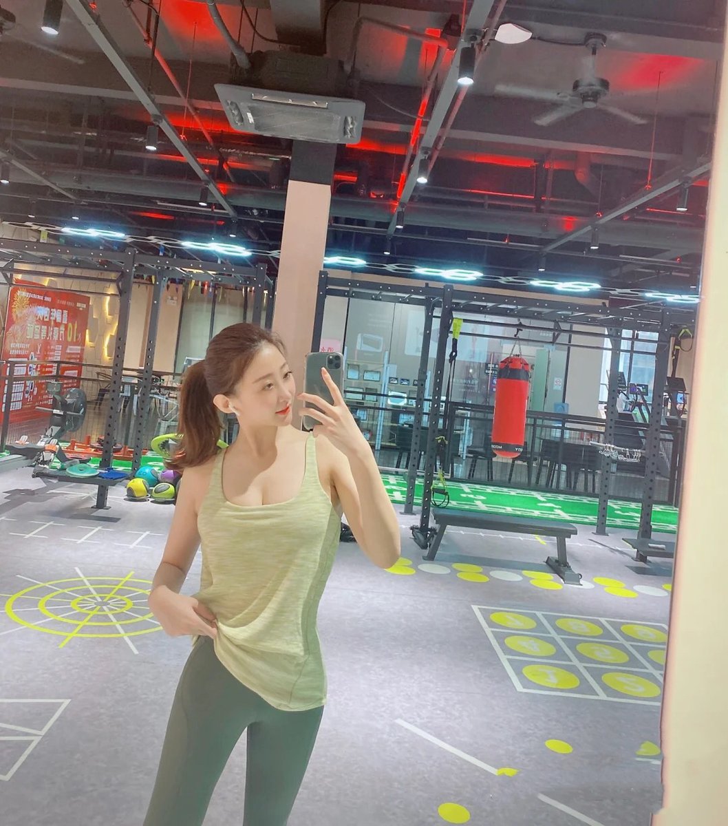 RustomRand's tweet photo. The sun is just right, try to move forward, healthy in running, the air is fresh, breathe so beautifully, not looking for deep, just simple, love to cry I use sweat to advocate for myself Hold on through is heaven. https://t.co/qUdSalUPBv