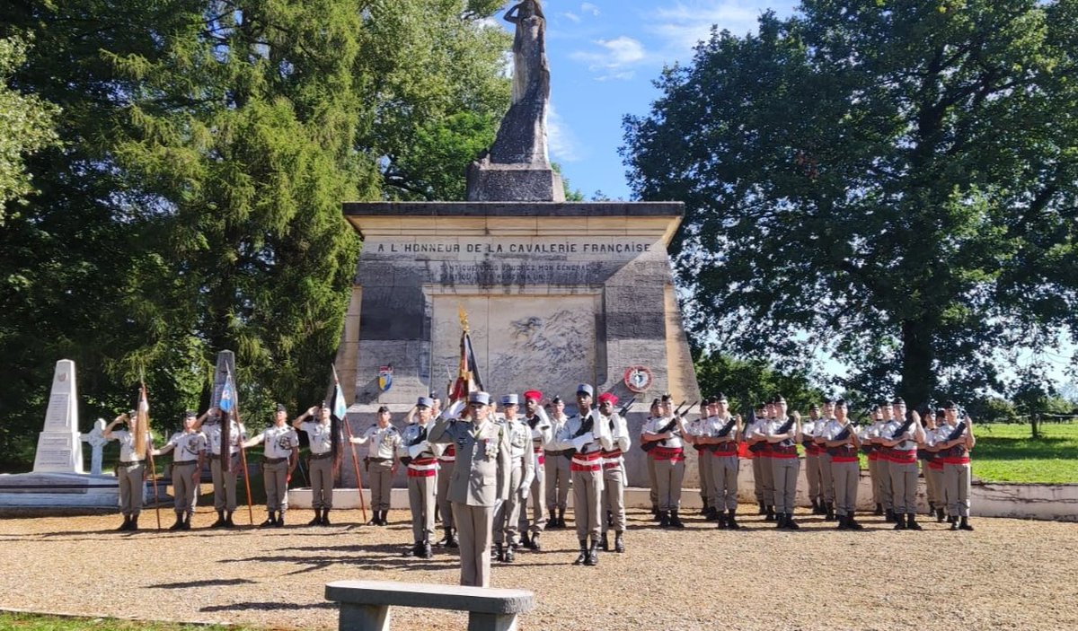 1RCA_canjuers's tweet image. Ce jour, le @CDC_1eRCA, la garde à l'étendard et les fanions d'escadrons du #1erRCA ont participé aux commémorations des charges de Cavalerie de la bataille de Floing en 1870.  #EnLeurSouvenir #DevoirDeMémoire #NotreDéfense #CavalerieBlindee