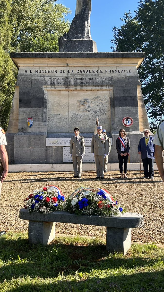 1RCA_canjuers's tweet image. Ce jour, le @CDC_1eRCA, la garde à l'étendard et les fanions d'escadrons du #1erRCA ont participé aux commémorations des charges de Cavalerie de la bataille de Floing en 1870.  #EnLeurSouvenir #DevoirDeMémoire #NotreDéfense #CavalerieBlindee