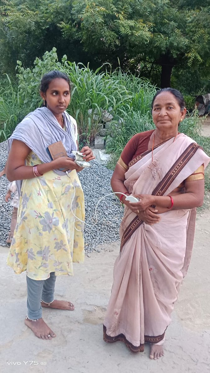 YSRCParty's tweet photo. తెలుగుదేశం పార్టీ సత్తెనపల్లి నియోజకవర్గం మహిళా అధ్యక్షురాలు కి విడో పెన్షన్ అందిస్తున్న ప్రభుత్వ వాలంటీర్. కులం చూడం, మతం చూడం, పార్టీలు అంతకంటే చూడం… అర్హులైన ప్రతి ఒక్కరికీ సంక్షేమ పధకాలు అందిస్తాం అని సీఎం @ysjagan గారు చెప్పిన మాటలకు ఇలాంటి ఘటనలు ఎన్నో సాక్షాత్కారం.

Hope you like & Repost this post @JaiTDP & @ncbn. Thank you 😊

#YSJaganForAll #WelfareForAll