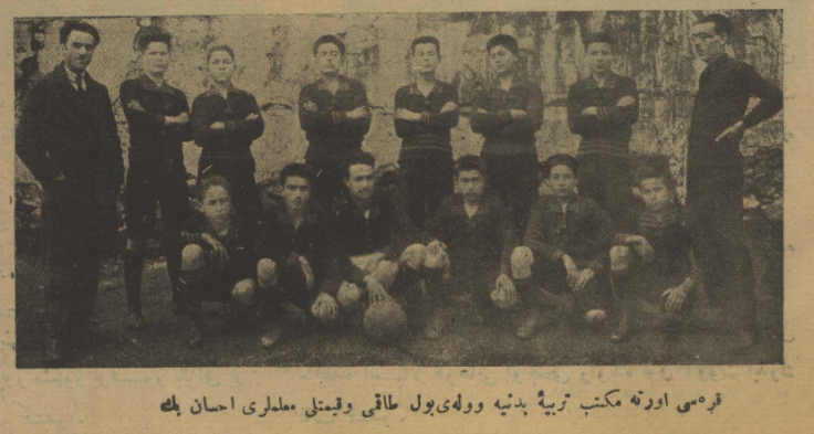1926'da bir okulun voleybol takımı (Wikilala'dan). 
Kolları bağlayarak poz verme modası, o zamanlar da varmış.