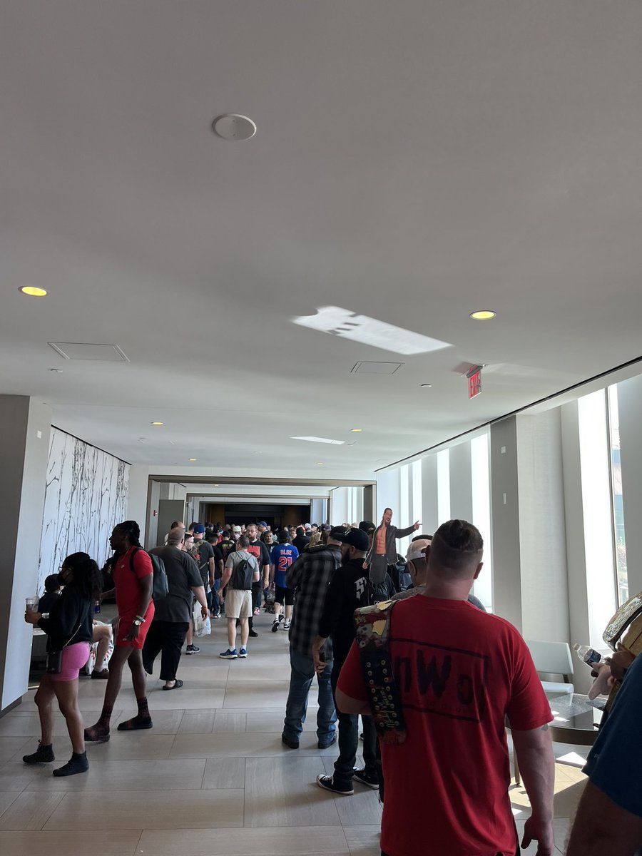 We are in line for Sting! This is the longest line at Starrcast! 

#aew #AEWAllOut