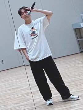 BooKwanBR's tweet photo. Realmente, não é um treinamento.
Boo Seungkwan com um microfone na mão!!! https://t.co/BhYyMvFyG2