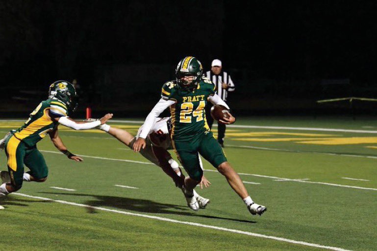 Max Younie of Pratt last night in win over Larned:

11 carries 
200 yards
4 TD

2/3 passing
155 yards
2 TD

Photo by Bill Rea
#sportsinkansas
