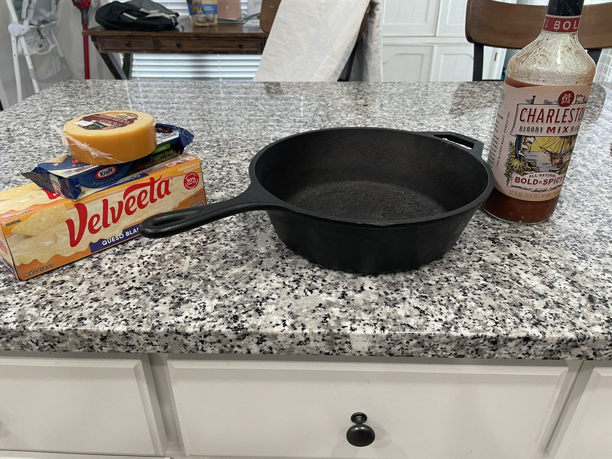 Football is back for real and now it’s time to enjoy it with the GOAT of Bloody Mary mix <a href="/CHARLESTONMIX/">Charleston Mix 🥇</a> and try out a new queso recipe from <a href="/3Pecan/">3PiecesofPecan</a>. His content is 🔥🔥