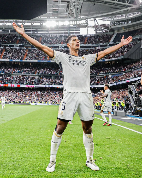 Cr7stianismo_'s tweet photo. Un futbolista que rechazó el dinero de los clubes estado para hacer historia en el Real Madrid.

Y un jugador que vino bajándose el sueldo para cumplir su sueño a sus 30 años.

Son madridismo. Son grandeza.

Más Joselu y más Bellingham, y menos .....ppé https://t.co/E837iQhvBg