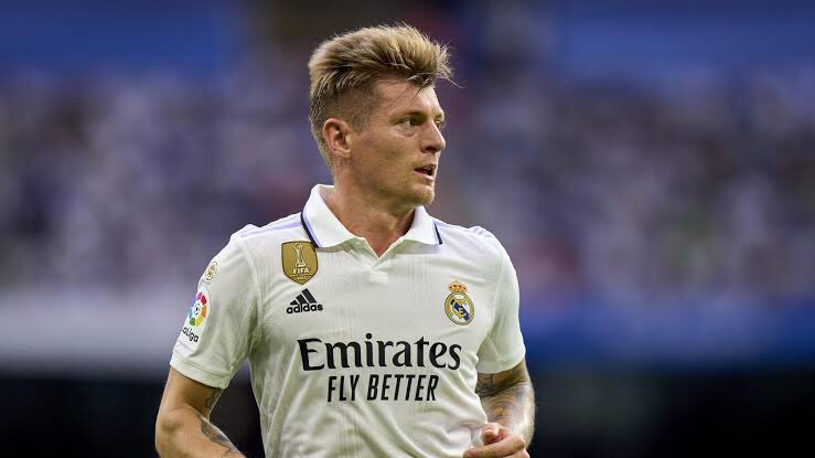 No es malo Toni Kroos.

En 45 minutos cambió el partido e hizo esto:

67/71 pases
7 pases claves
7/9 pases largos
3 remates, 2 a puerta (1 larguero)
2/3 duelos ganados
1 tackle.

Soberbio