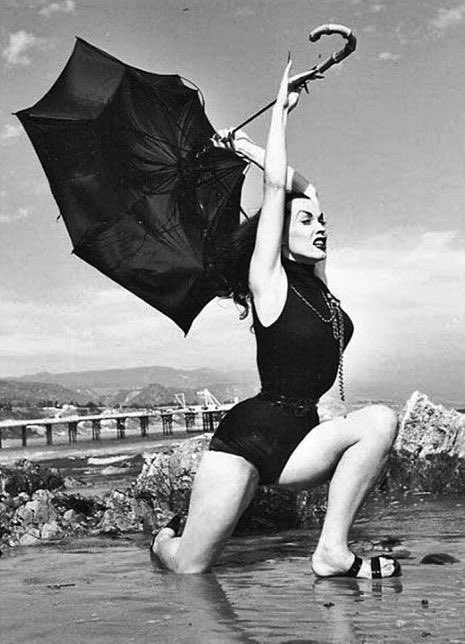 littleleah78's tweet image. Going out into the sunshine today like… 

#MightBurstIntoFlames
#MightNot 

🖤🌞🦇⚰️