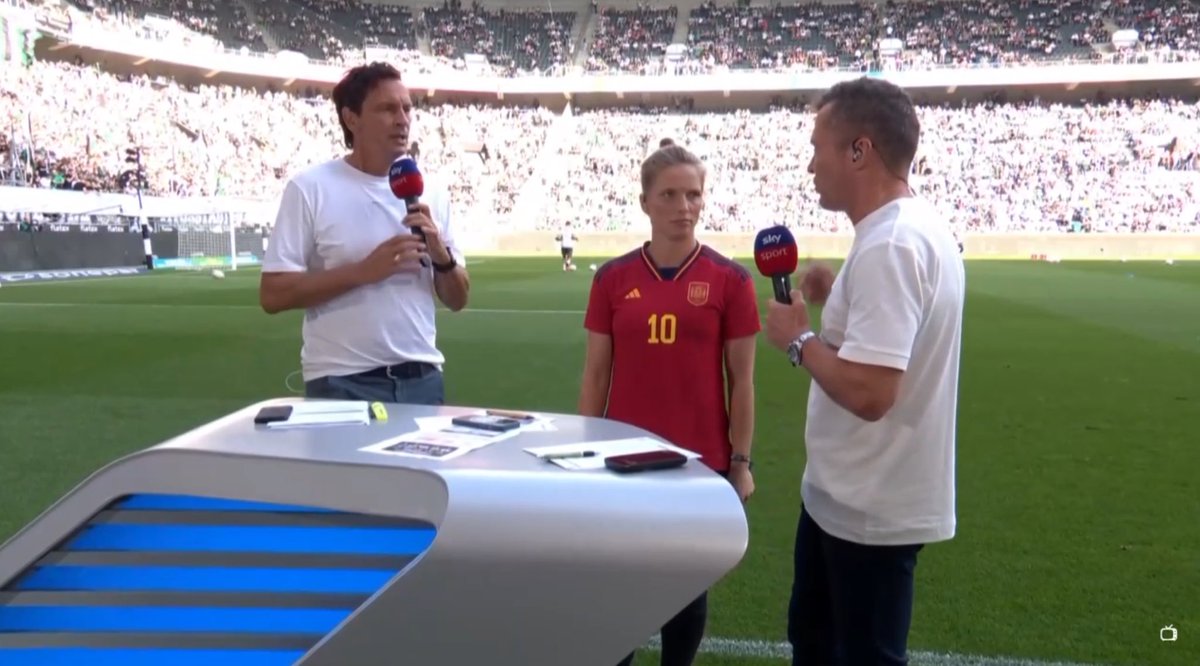 Erafutbolfem's tweet photo. 👏  La imagen de la exfutbolistas alemana Tabea Kemme, comentarista en Sky Sports en el país germano, con la camiseta de Jenni Hermoso

📸 (@relevo) https://t.co/lNayQdwPjP