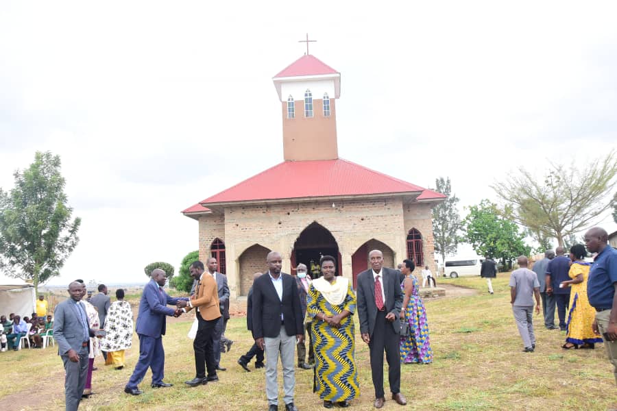 jessica_alupo's tweet photo. It was a pleasure to meet Mzee Karunganwa Kosia (106 years) at Emmanuel Church of Uganda  Rushozi Church. Mzee Kosia contributed a cow to the fundraising drive.We had a brief chat,and i felt his strength and passion towards social development.May God bless him with longer years. https://t.co/NyzKOSeq0q