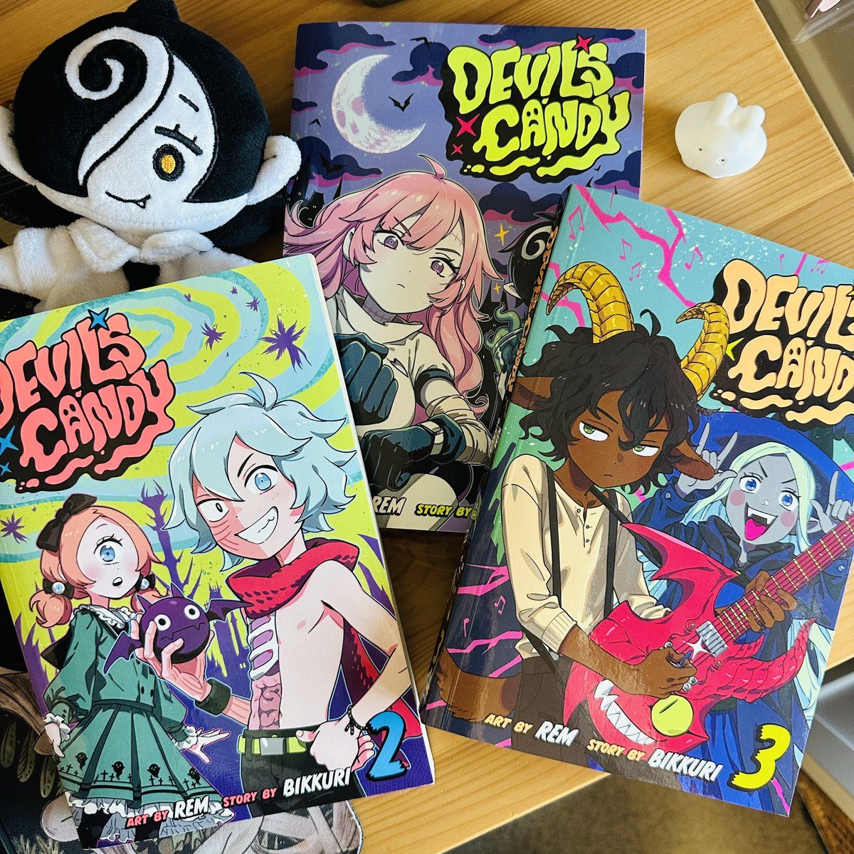 tsulala's tweet image. aaaand now there’s three!! aaaaaa!!✨
My Books!:
viz.com/read/manga/dev…
My Artbook:
tinyurl.com/mu6p52ar