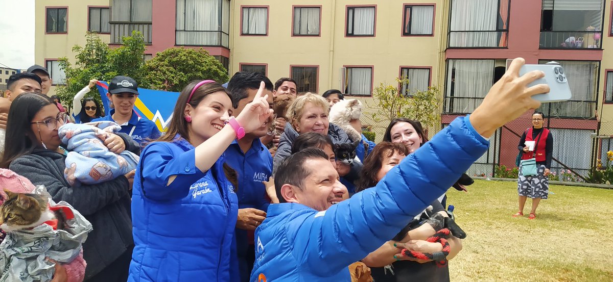 Lizi4455's tweet photo. Hoy @lorenagarzond  junto con @SamirBedoya están dejando huella en 
📍Casa Blanca con una jornada de salud para los peluditos de nuestros hogares. 
Este 29 de octubre vota 🤓🗳️
Ⓜ️2⃣ Al Concejo de Bogotá Samir Bedoya 
Ⓜ️8⃣2⃣ A la JAL en la localidad de #Kennedy 🐶🐱. https://t.co/H3LJiC2Uq9