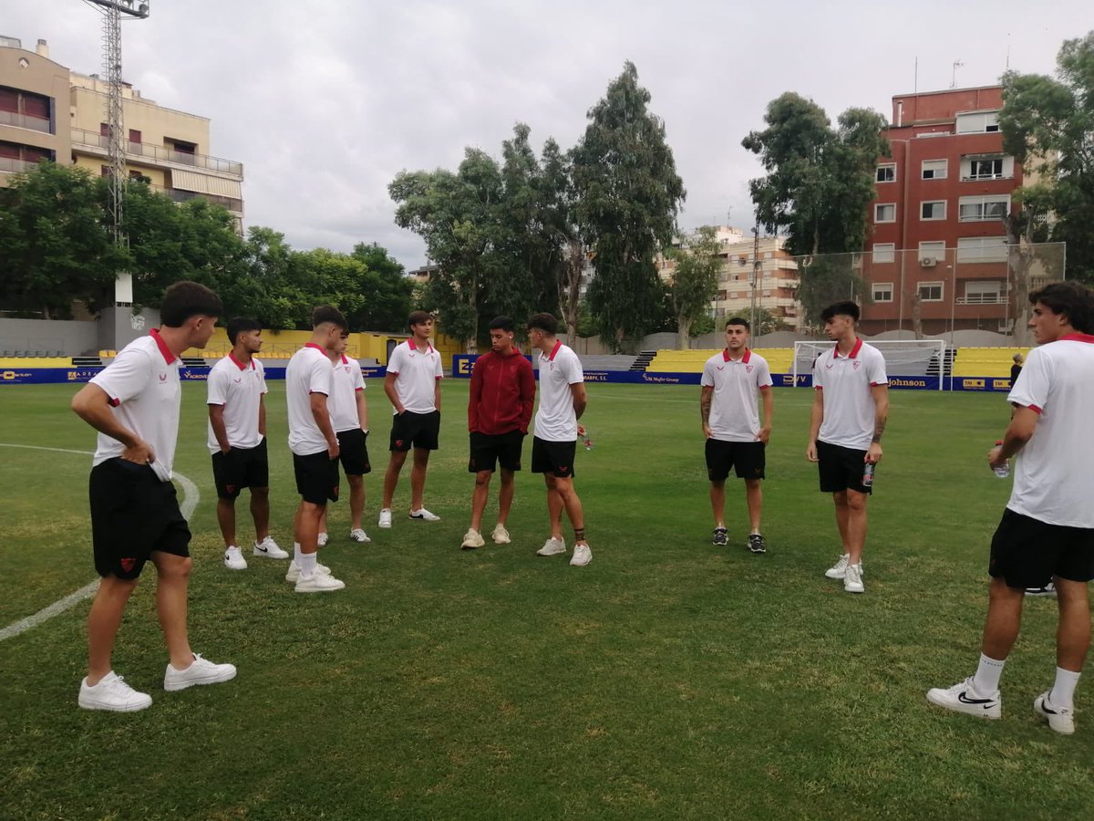 📸 ¡Los jugadores del filial ya pisan el césped del Campo Municipal Los Arcos antes del arranque liguero frente al <a href="/Orihuela_CF/">Orihuela C.F.</a>!

#VamosSAT ⚪️🔴⚪️