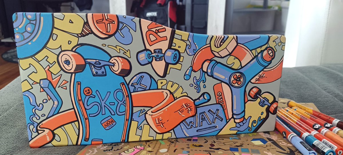 We have finished decorating the 6th drawer today. Already feeling the urge to paint every single piece of forniture in our studio, lol