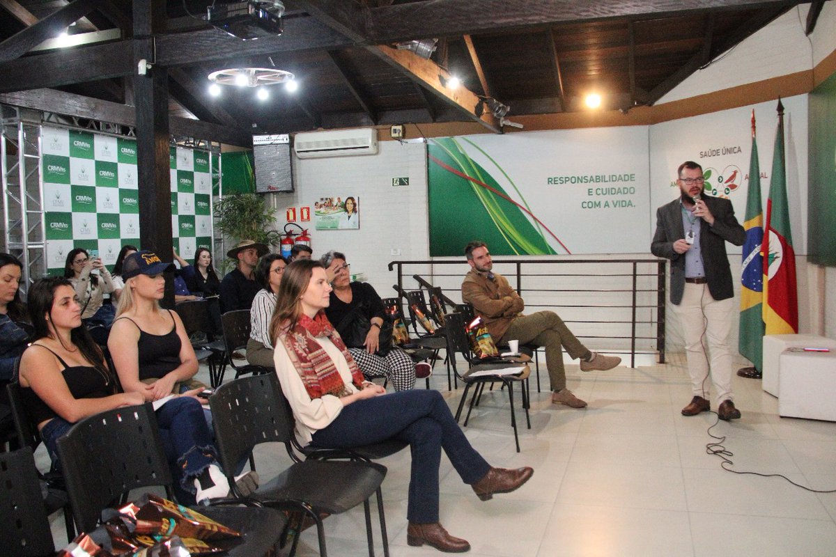 crmvrs's tweet image. 𝐂𝐚𝐬𝐚 𝐝𝐨 𝐌𝐞́𝐝𝐢𝐜𝐨-𝐕𝐞𝐭𝐞𝐫𝐢𝐧𝐚́𝐫𝐢𝐨 𝐩𝐫𝐨𝐦𝐨𝐯𝐞 𝐩𝐚𝐥𝐞𝐬𝐭𝐫𝐚𝐬 𝐬𝐨𝐛𝐫𝐞 𝐬𝐚𝐮́𝐝𝐞 𝐮́𝐧𝐢𝐜𝐚 𝐞 𝐝𝐨𝐞𝐧𝐜̧𝐚𝐬 𝐞𝐦𝐞𝐫𝐠𝐞𝐧𝐭𝐞𝐬

#CRMVRS #Expointer #SouVet #SouZoot