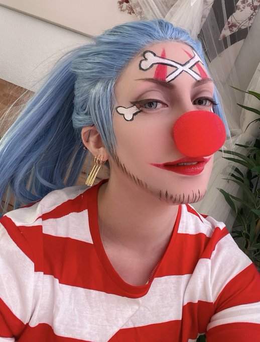 The one piece live action Buggy simps on TikTok make me laugh so hard 😂 https://t.co/HYoaazzzqd