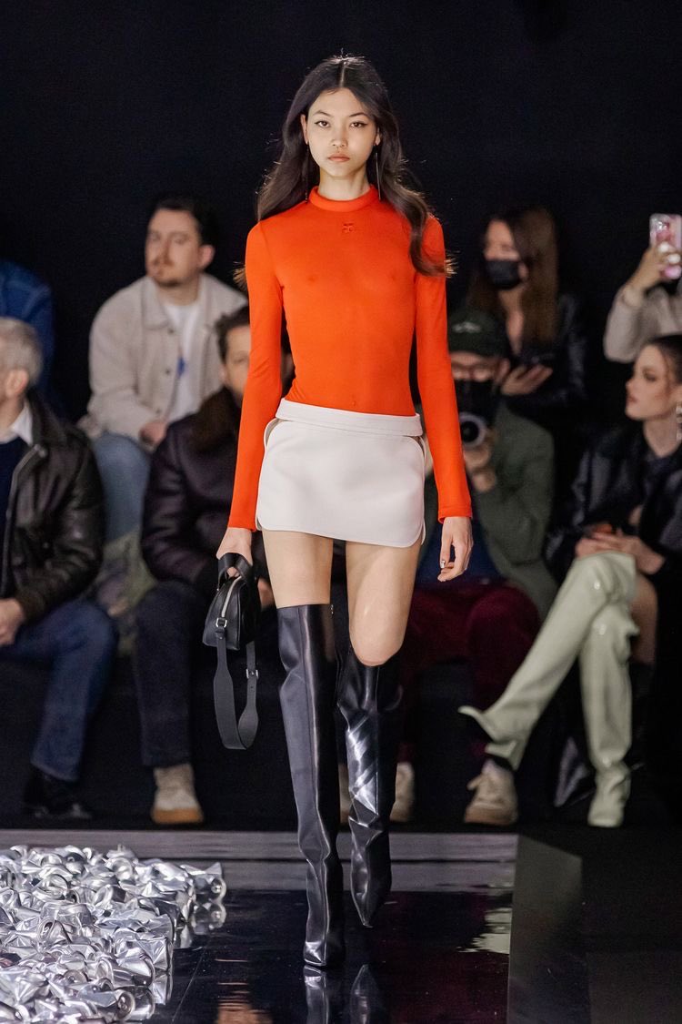 TheBlackGlinda's tweet photo. Mika Schneider for F/W ‘22 Courrèges https://t.co/Q7exQLUKC8