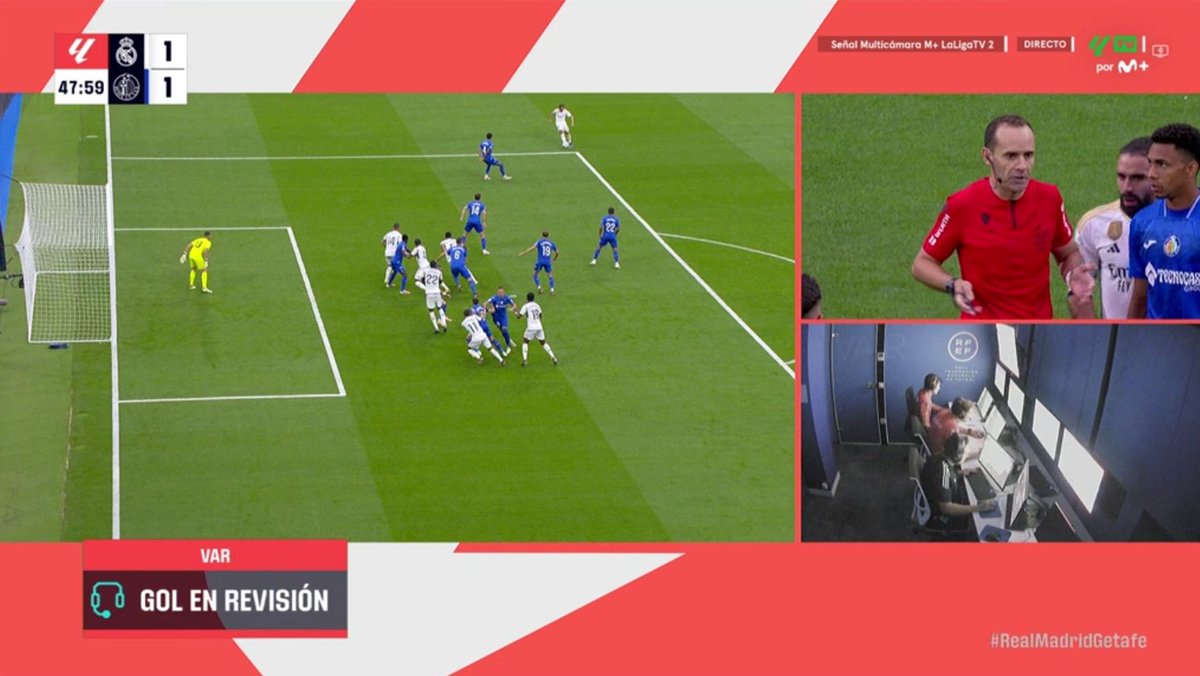 ArchivoVAR's tweet photo. ⚠️🗣️ La explicación de LaLiga sobre el gol de Joselu es un ERROR.

▪️ "La mano de Djené habilita la posición de Joselu".

❌ INCORRECTO. Joselu hace por jugar el balón ANTES de la mano de Djené.

📖 Con el reglamento en mano, la infracción de Joselu es anterior a la de Djené. https://t.co/m4PDPXyuZT