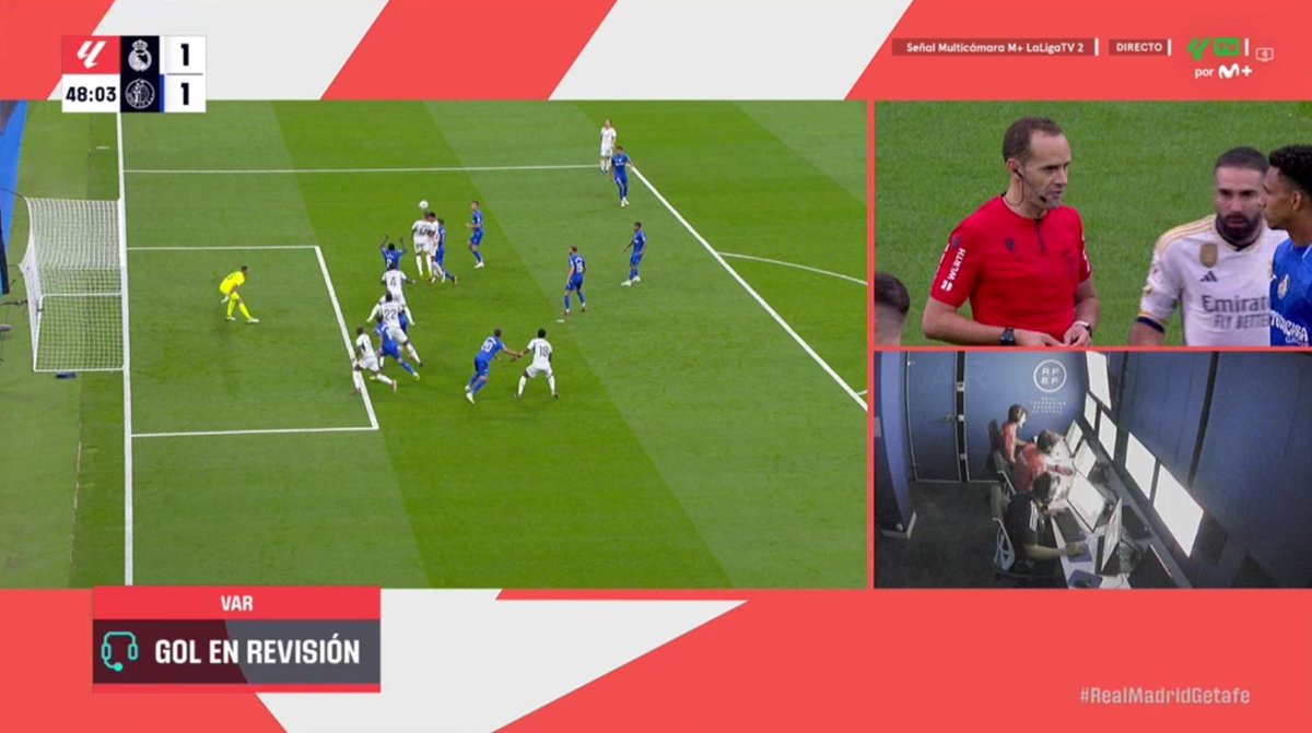 ArchivoVAR's tweet photo. ⚠️🗣️ La explicación de LaLiga sobre el gol de Joselu es un ERROR.

▪️ "La mano de Djené habilita la posición de Joselu".

❌ INCORRECTO. Joselu hace por jugar el balón ANTES de la mano de Djené.

📖 Con el reglamento en mano, la infracción de Joselu es anterior a la de Djené. https://t.co/m4PDPXyuZT