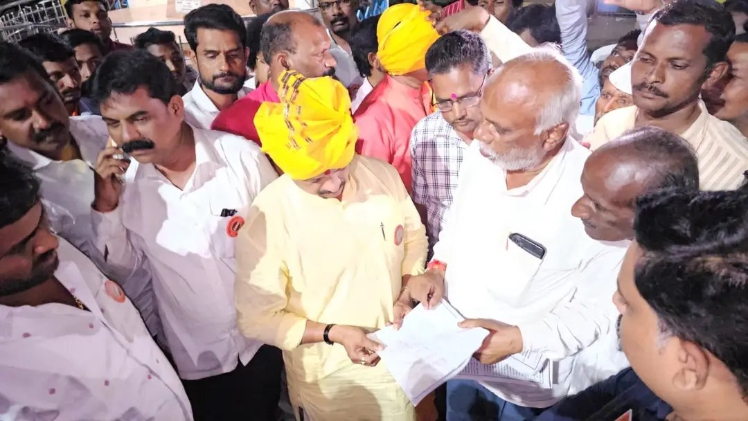 "न थकूँगा न थकने दुंगा" नॉन स्टॉप १२ तास तीन तालुके १६५ कि. मी.
दिसतोय का थकवा? कारण आम्ही धेय वेडी माणसं आहोत.
इंदापूरहून दौंडच्या दिशेने रवाना रस्त्यामध्ये भिगवण,खडकी येथे धावती भेट ...
#मनसे