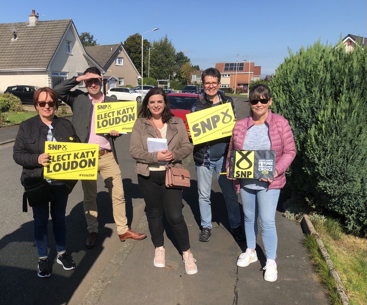 Sunny Saturday campaigning in Hamilton with @KatyLoudonSNP today 😎 Always good support for @theSNP in Earnock. #ActiveSNP #RutherglenandHamiltonWest #VoteKatyLoudonSNP