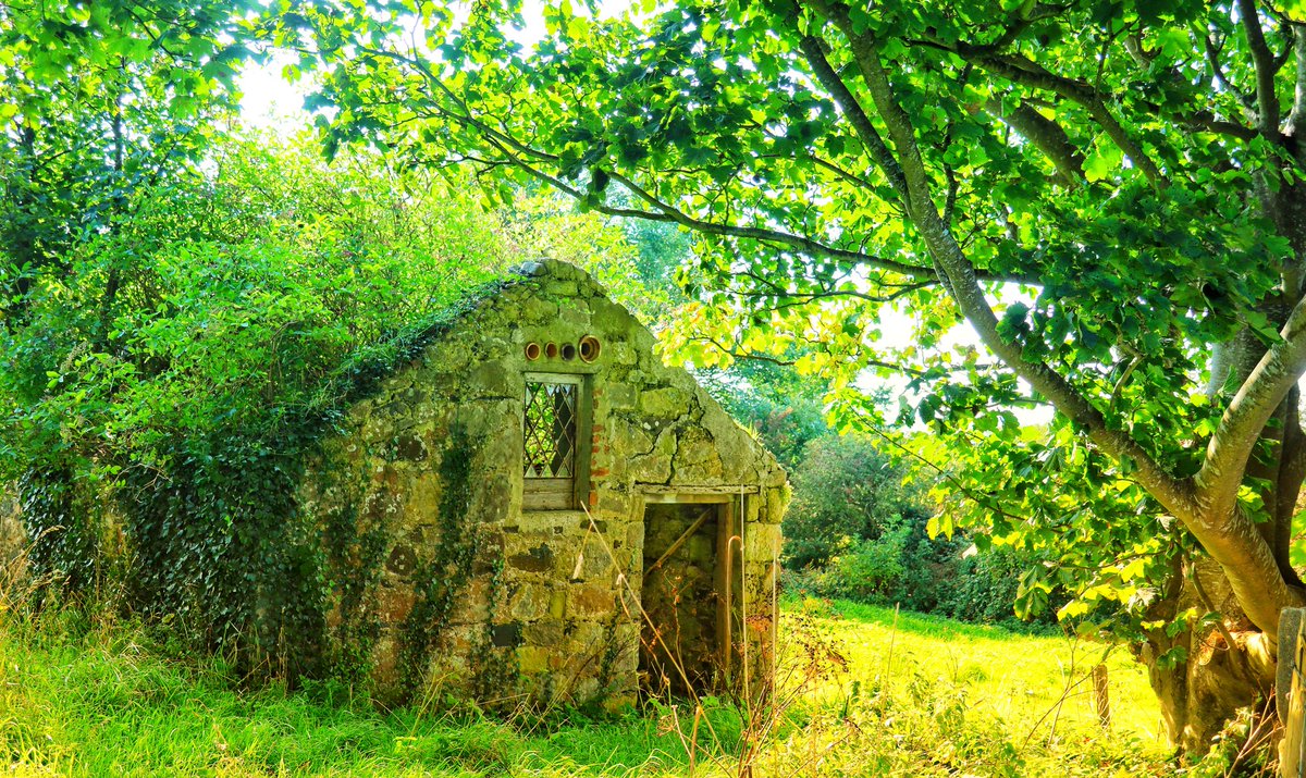 This old house. Finally got a photograph of it today #Ballycastle #NorthCoast @bbcweather @deric_tv #VMWeather @DiscoverNI @LoveBallymena @WeatherCee @angie_weather @Louise_utv @WeatherAisling @barrabest @Ailser99 @antonirish @nigelmillen @EventsCauseway