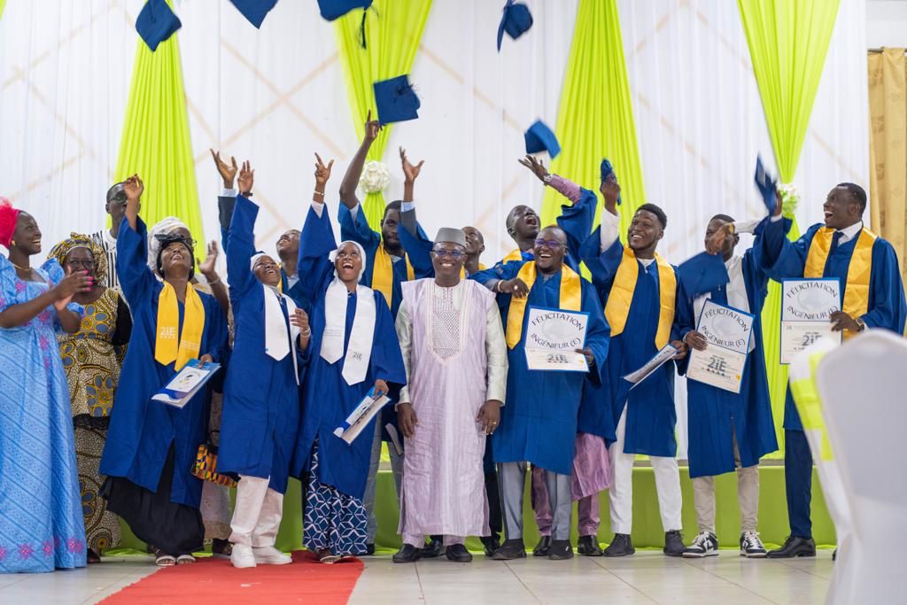 Institut_2iE's tweet photo. #Institut2iE #JPEM
1. L’Association des Etudiants et Stagiaires Maliens a organisé la Journée Promotionnelle de l'Étudiant 2iE du Mali le 19 Août dernier.
Comme à l’accoutumée, une délégation de l'administration était présente pour cette belle cérémonie de remise de diplôme. https://t.co/r57r48n3A0