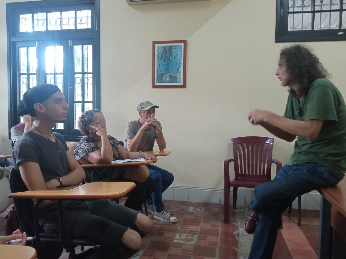 CentroOnelio's tweet photo. EN CLASE 👉 ¡Hoy se habla de literatura negra! Retomamos las clases, después de un mes de vacaciones, con la conferencia del escritor Rafael Grillo. 

#CentroOnelio #FormaciónLiteraria https://t.co/FCxsssSSb9