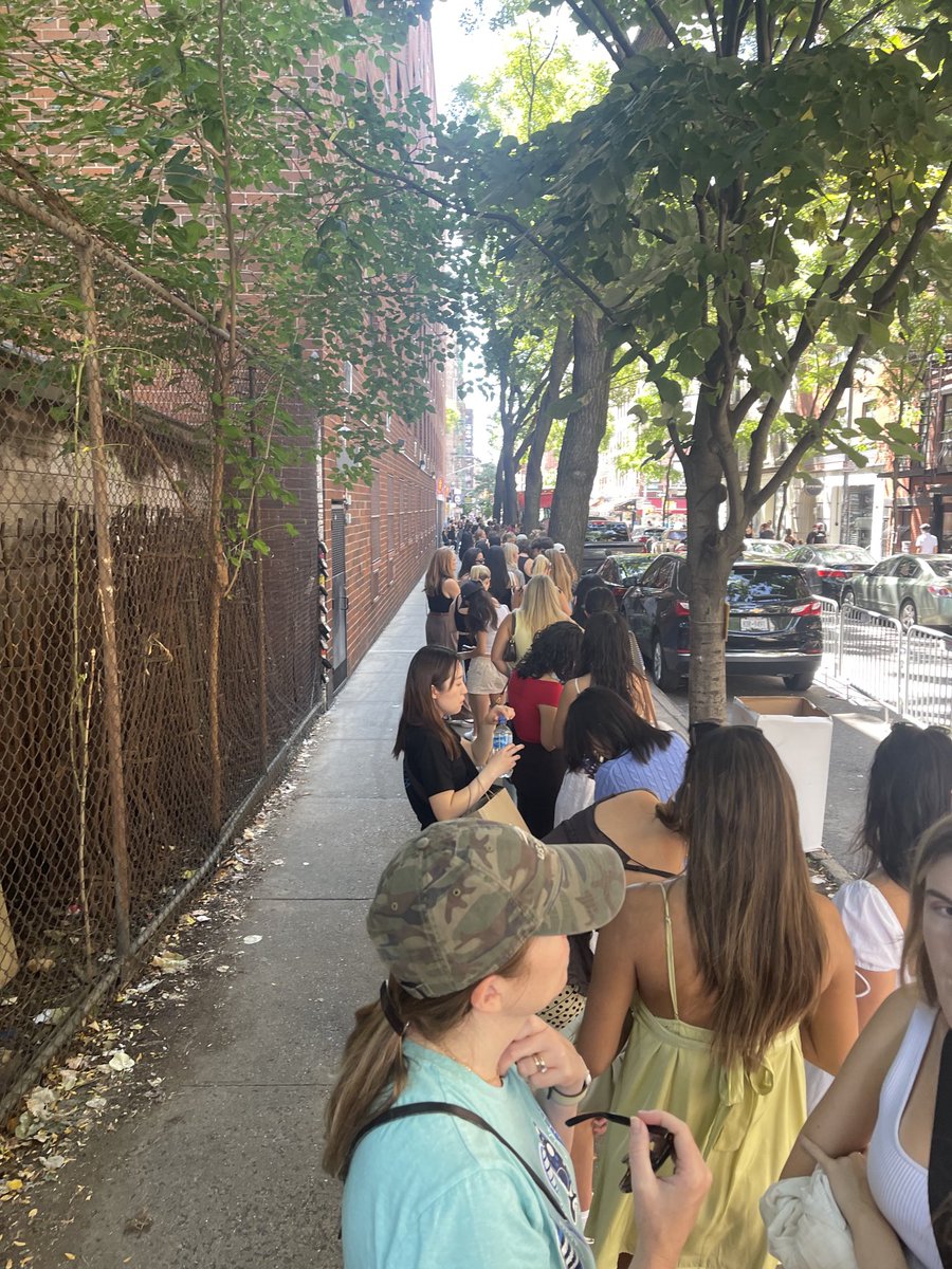 carolmassar's tweet photo. 3 hours.
For #djerf popup NYC.
Security says yesterday was 7 hours. https://t.co/JJYMNsJSiS