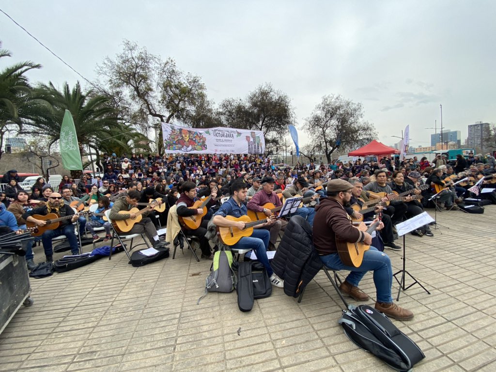 CulturaRecoleta's tweet photo. 👏Gran ensayo general del homenaje MIL GUITARRAS Y MIL VOCES PARA VÍCTOR JARA 🎸❤️ ¡Con más de 500 personas preparándonos para tocar y cantar con el alma este 19 de septiembre en plaza La Paz! #50años #MilGuitarras @danieljadue https://t.co/V89lZYqhNs