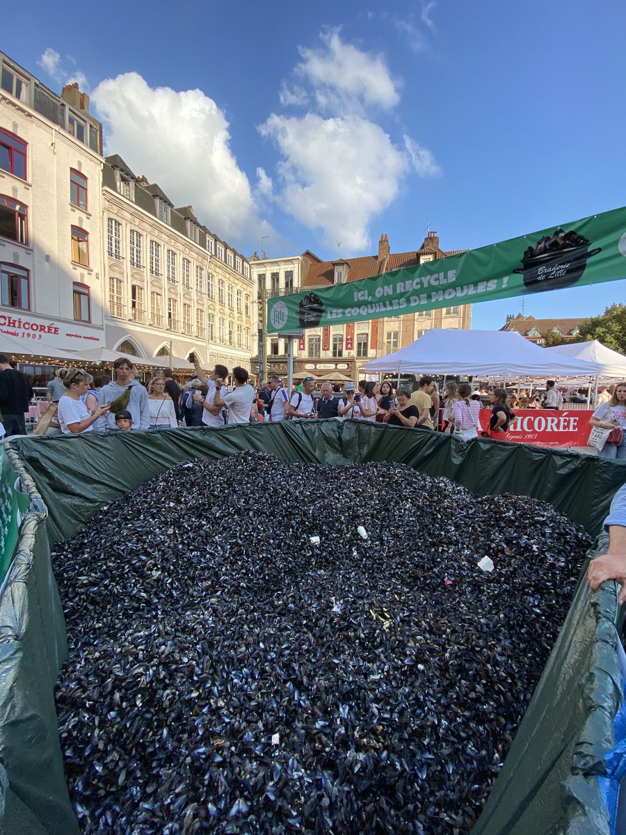 Lentement mais sûrement… Le retour du célèbre tas de moules à la #braderie de #lille