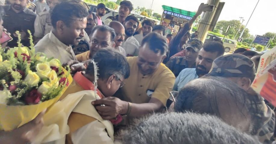 DSingh4BSP's tweet photo. भारतीय जनता पार्टी के राष्ट्रीय महासचिव आदरणीय श्री @kailashvijayvargiya जी का माँई गंगा की पवित्र पावन नगरी प्रयागराज एयरपोर्ट में स्वागत कर साथ मे चित्रकूट के लिए रवाना हुए।
#Devendrasingh #bjprewa #bhajpa #bhartiyajantaparty #BJPGovernment #BJP4IND #bjprewateonthar #teonthar #NarendraModi #JPNadda #AmitShah #NarendraSinghTomar #VDSharma #narrotammishra #ShivrajSinghChouhan #Bjp #BJPMP