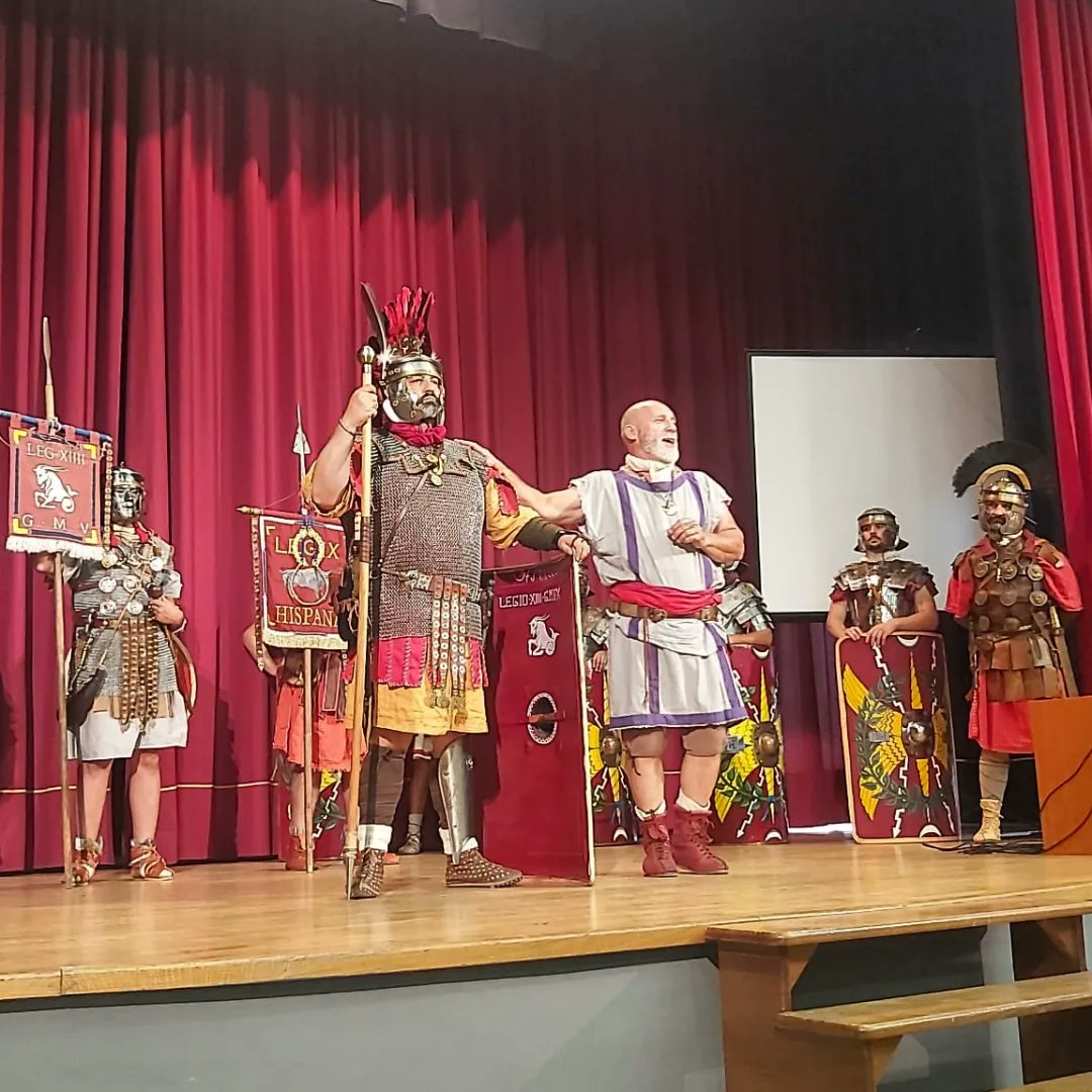Esta mañana, miembros de la Legio IX Hispana de Punta Umbría y de nuestra Legio XIIII GMV participaron en una charla sobre el ejército imperial, con motivo de las IX Jornadas de Recreación Histórica Iberorromanas de #Libisosa que se están celebrando este fin de semana.