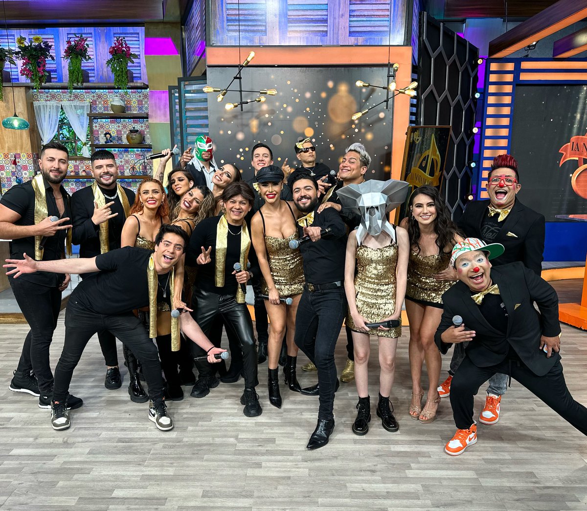 ¡YA COMIENZA LA NOTA DE ORO! Acompáñanos y disfruta de todo el talento que te vamos a presentar. 🤩✨🙌🏻🎙️ #VLAFinDeSemana. #LaNotaDeOro