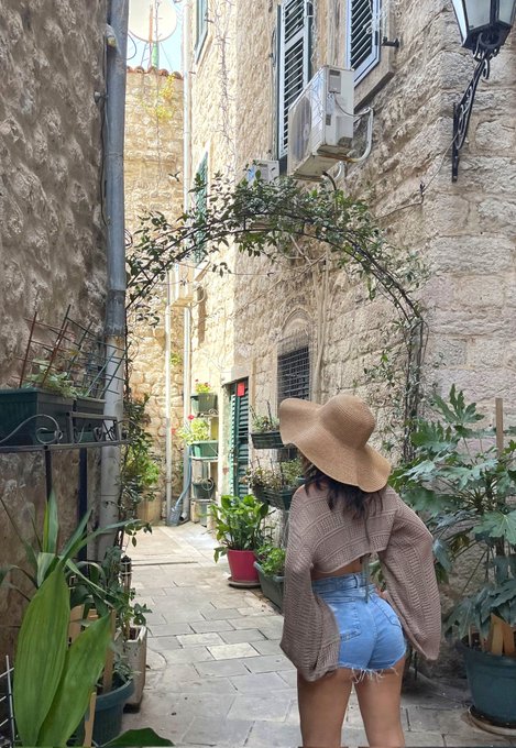2 pic. Wanna explore the world together? https://t.co/pPfMUkUc1l