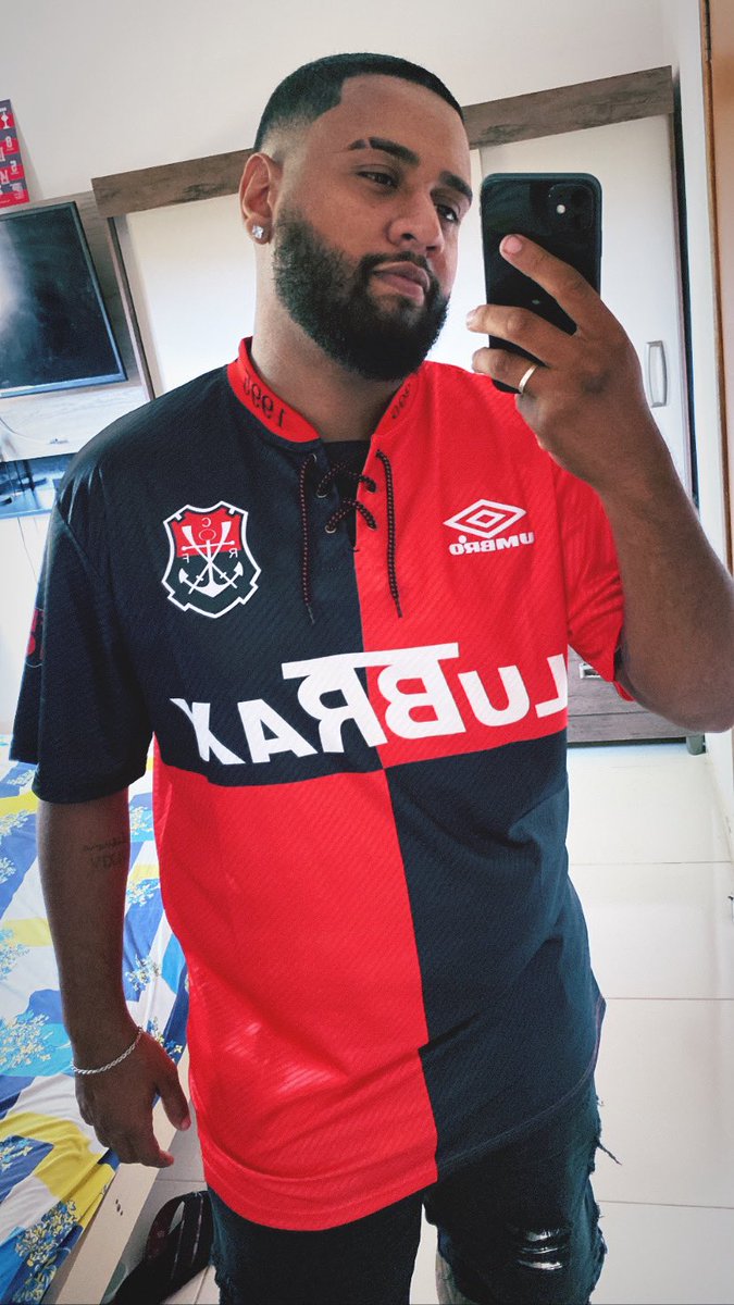 richardlima_crf's tweet image. minha mãe deu um sorrisão quando me viu com esse manto. disse que na mesma hora lembrou do meu pai, que também tinha um. ela foi na caixinha das bagunças e achou essa foto dele, de 1995/1996.
esse ano completa 17 anos que ele se foi.

obrigado, mano! 🔴⚫️ @cesarcrfk