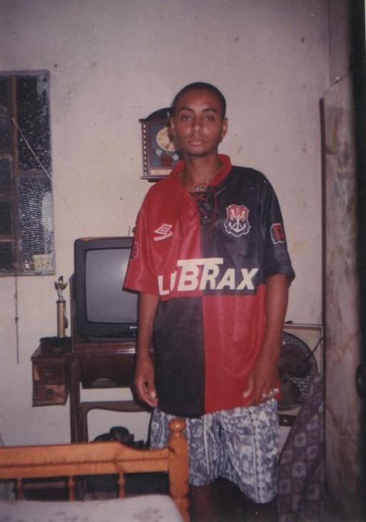 richardlima_crf's tweet image. minha mãe deu um sorrisão quando me viu com esse manto. disse que na mesma hora lembrou do meu pai, que também tinha um. ela foi na caixinha das bagunças e achou essa foto dele, de 1995/1996.
esse ano completa 17 anos que ele se foi.

obrigado, mano! 🔴⚫️ @cesarcrfk